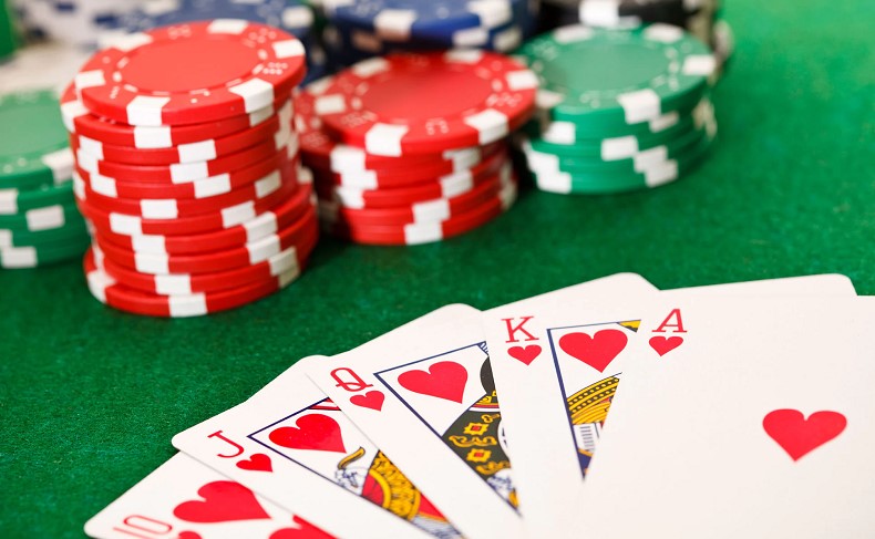 Đặt tiền trước khi bắt đầu ván Poker